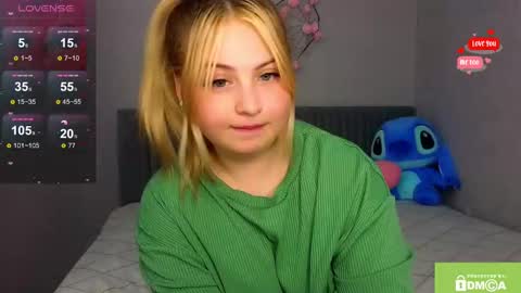 Snapshot of shy_blondiee chatting on 12.05.24 Molly online show from 12.05.24