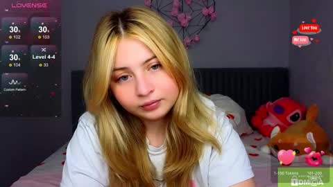 Snapshot of shy_blondiee chatting on 12.10.24 Molly online show from 12.10.24