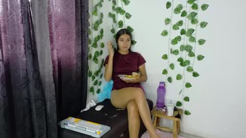 Snapshot of shy_brunnette chatting on 06.06.26 Canela online show from 06.06.26