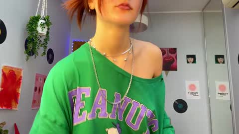 Snapshot of shybella_girl chatting on 12.17.24 Bella online show from 12.17.24