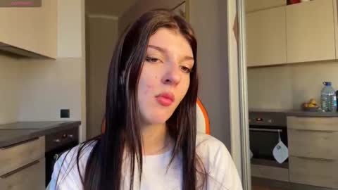 Snapshot of shybella_girl chatting on 10.25.25 Bella online show from 10.25.25