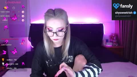 Snapshot of shysweetrish chatting on 11.10.25 shysweetrish online show from 11.10.25