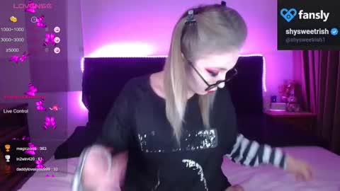 Snapshot of shysweetrish chatting on 11.17.25 shysweetrish online show from 11.17.25