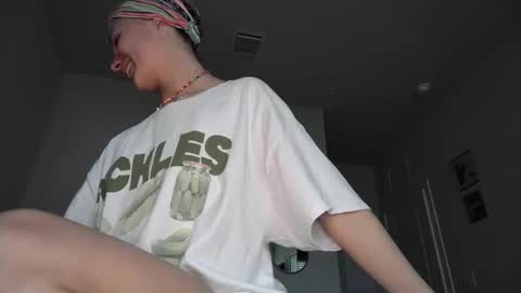 Snapshot of shyy_petitebaby chatting on 11.17.25 shypetitebaby online show from 11.17.25