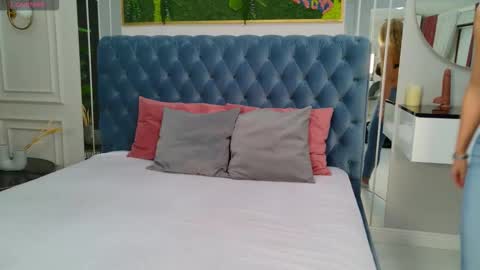 Sienna online show from 12.15.25