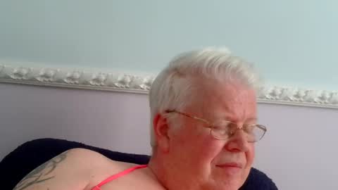 Snapshot of silverfoxpauly chatting on 05.26.26 silverfoxpauly online show from 05.26.26