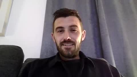 Snapshot of simomoliver chatting on 11.19.25 simomoliver online show from 11.19.25