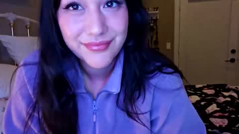 Snapshot of simonesighren chatting on 10.21.25 simonesighren online show from 10.21.25