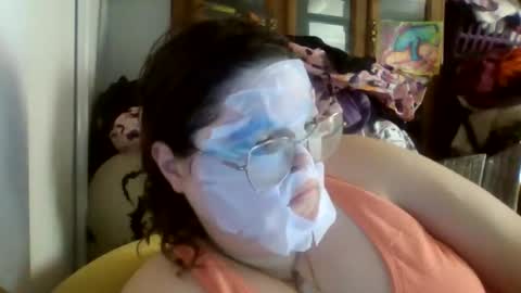 Snapshot of siofra chatting on 10.28.25 Siofra online show from 10.28.25