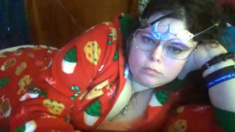 Snapshot of siofra chatting on 12.16.25 Siofra online show from 12.16.25