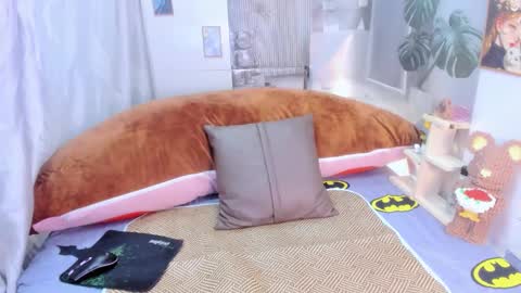 Snapshot of sisi_baby chatting on 10.13.25 julila online show from 10.13.25