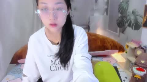 Snapshot of sisi_baby chatting on 11.11.25 julila online show from 11.11.25