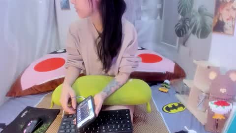 Snapshot of sisi_baby chatting on 11.24.25 julila online show from 11.24.25