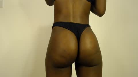 Snapshot of sizzly_ass chatting on 06.25.26 sizzly_ass online show from 06.25.26