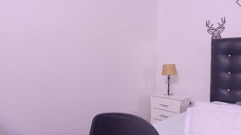 skinny_hottie18 online show from 01.07.25