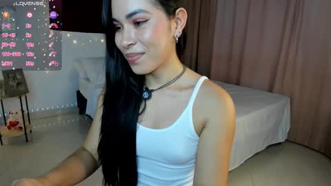 Snapshot of skinny_loren chatting on 10.17.25 Loren Moreno online show from 10.17.25