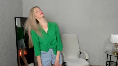 Snapshot of skinnyladyy chatting on 01.28.25 Skinnyladyy online show from 01.28.25
