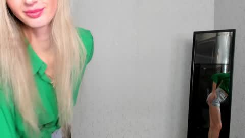Snapshot of skinnyladyy chatting on 02.01.25 Skinnyladyy online show from 02.01.25