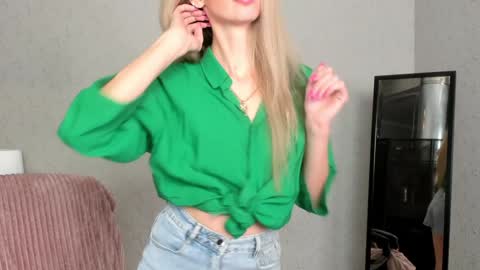 Snapshot of skinnyladyy chatting on 02.04.25 Skinnyladyy online show from 02.04.25