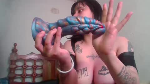 Snapshot of skinwalker_2712 chatting on 10.12.25 Skin online show from 10.12.25