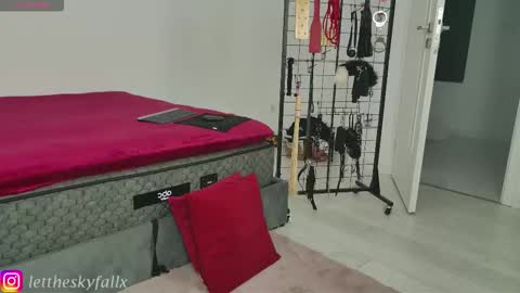 Snapshot of sky011fall chatting on 10.10.25 Eliza online show from 10.10.25