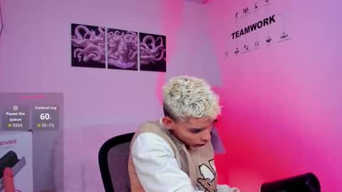 Snapshot of sky_jules chatting on 12.20.25 Daniel online show from 12.20.25