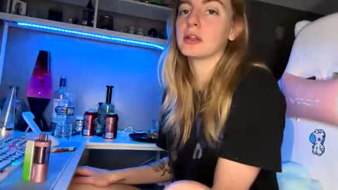 Snapshot of skyiswoke chatting on 12.02.25 Sky online show from 12.02.25