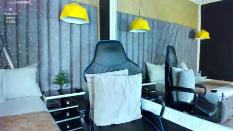 Snapshot of skylerbloom chatting on 12.21.25 skylerbloom online show from 12.21.25