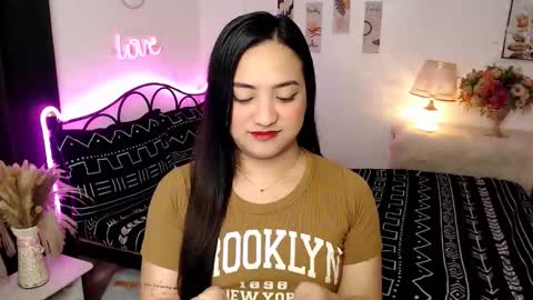 Queen Cyrine online show from 12.21.25