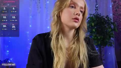 Snapshot of slay_blonde chatting on 10.26.25 Lily online show from 10.26.25