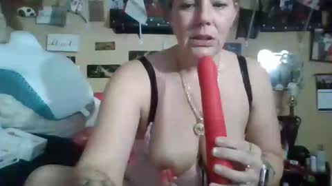Snapshot of slutqueen_love chatting on 10.26.25 slutqueen_love online show from 10.26.25