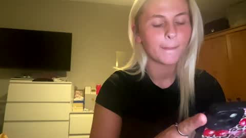 Snapshot of sluttylittlecoolgirl chatting on 08.01.26 hollie online show from 08.01.26