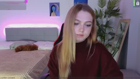 Snapshot of small_blondee chatting on 12.01.24 Emily online show from 12.01.24