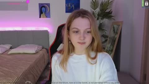 Snapshot of small_blondee chatting on 12.02.24 Emily online show from 12.02.24