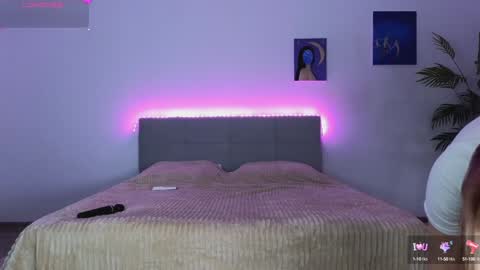 Snapshot of small_blondee chatting on 01.08.25 Emily online show from 01.08.25