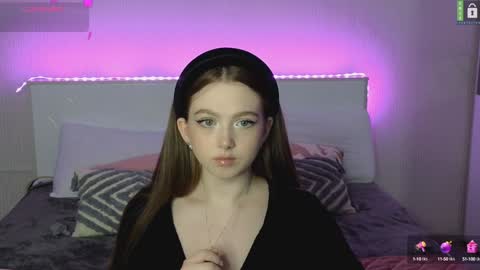 Snapshot of small_blondee chatting on 03.10.25 Emily online show from 03.10.25