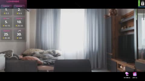 Snapshot of small_blondee chatting on 11.12.25 Emily online show from 11.12.25