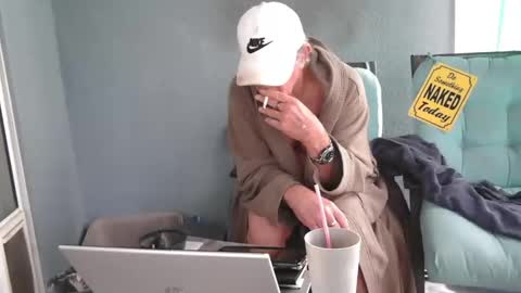 Snapshot of smallpenisbigtongue chatting on 12.18.25 Daddy online show from 12.18.25