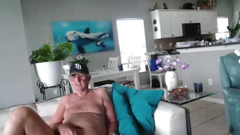 Snapshot of smallpenisbigtongue chatting on 04.02.26 Daddy online show from 04.02.26