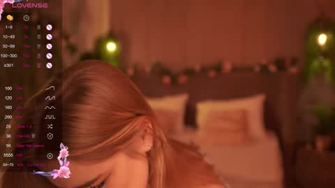 Snapshot of smiley_mia_ chatting on 09.23.25 Mia online show from 09.23.25