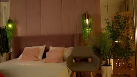 Snapshot of smiley_mia_ chatting on 11.08.25 Mia online show from 11.08.25