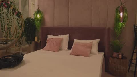 Mia online show from 11.26.25