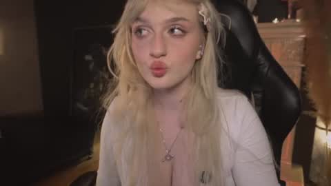 Snapshot of snowflakeskitty chatting on 06.28.26 Ellie online show from 06.28.26