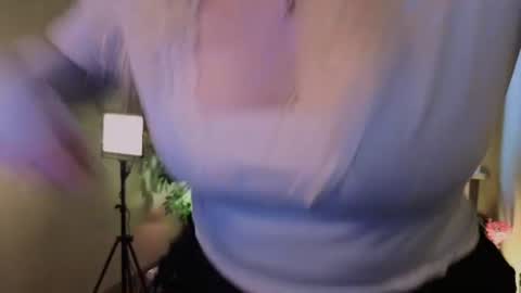 Snapshot of snowflakeskitty chatting on 07.26.26 Ellie online show from 07.26.26