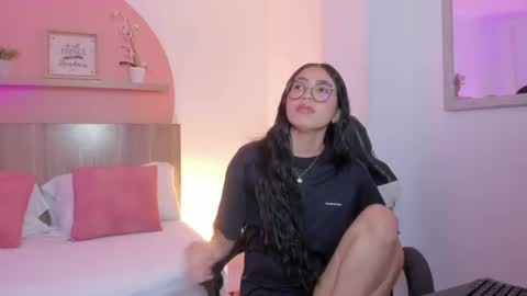 Snapshot of sofi_alix chatting on 06.11.26 S O F I online show from 06.11.26