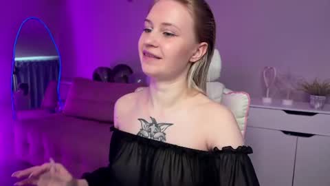 Snapshot of sofia_kenwood_ chatting on 06.16.26 Sofia online show from 06.16.26