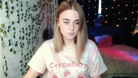 Snapshot of sofia_rosemary chatting on 09.15.25 sofia_rosemary online show from 09.15.25