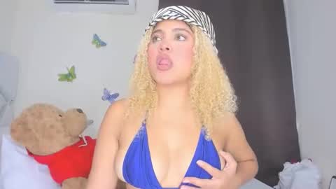 Snapshot of sofiacastillo01 chatting on 12.19.25 sofiacastillo01 online show from 12.19.25