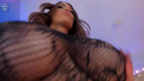 Snapshot of sofiareyesx1 chatting on 11.24.25 Sofia Reyes online show from 11.24.25