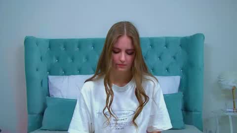 Snapshot of sofiasarvain chatting on 06.26.26 Sofia online show from 06.26.26